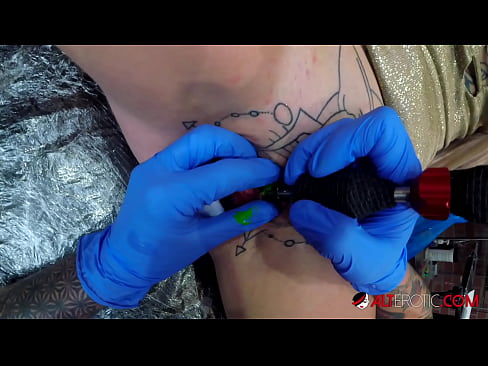 ❤️ Sully Savage, hottie estremamente tatuata, hà fattu un tatuatu nantu à u clitoris ❤️ Super sex à co.pornpk.ru ☑